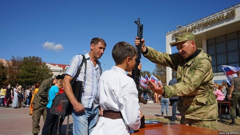 Новости Крымнаша. Заключённые с радостью натягивают колючую проволоку