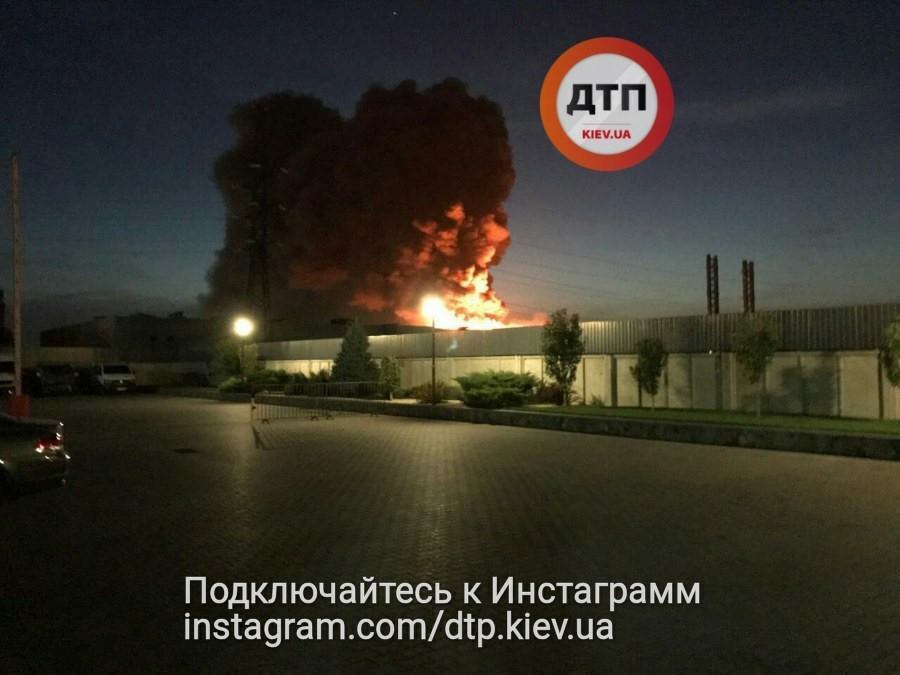 Под Киевом вспыхнул мощный пожар на фармзаводе: людей просят закрывать окна