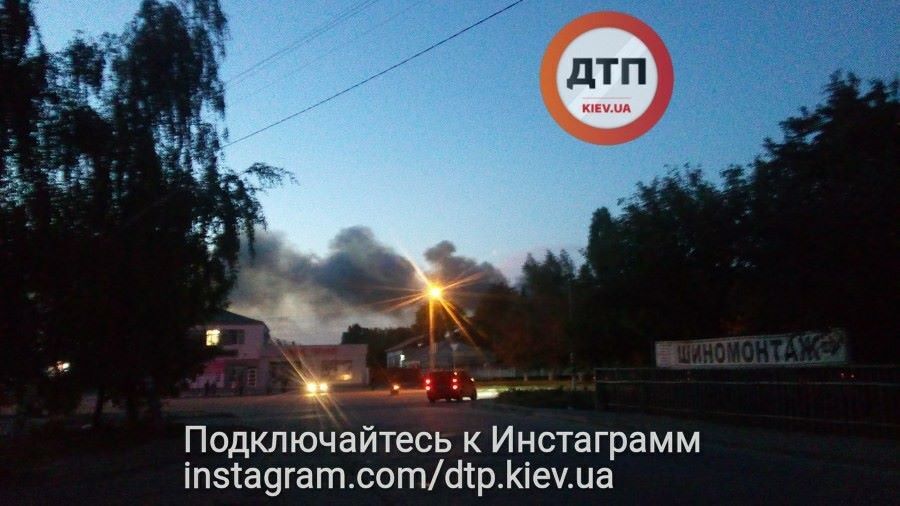 Людей просили закрити вікна: під Києвом сталася потужна пожежа на заводі