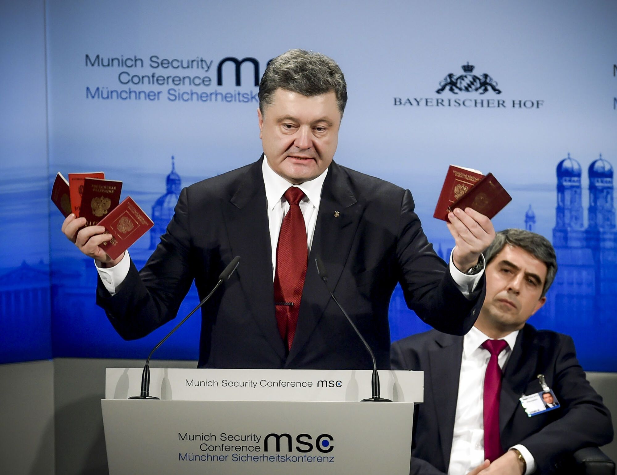 В ходе выступления в Мюнхене на конференции по вопросам безопасности Порошенко продемонстрировал паспорта и военные билеты российских военных, которые "заблудились в Украине", и были задержаны украинскими силовиками. 7.02.2015