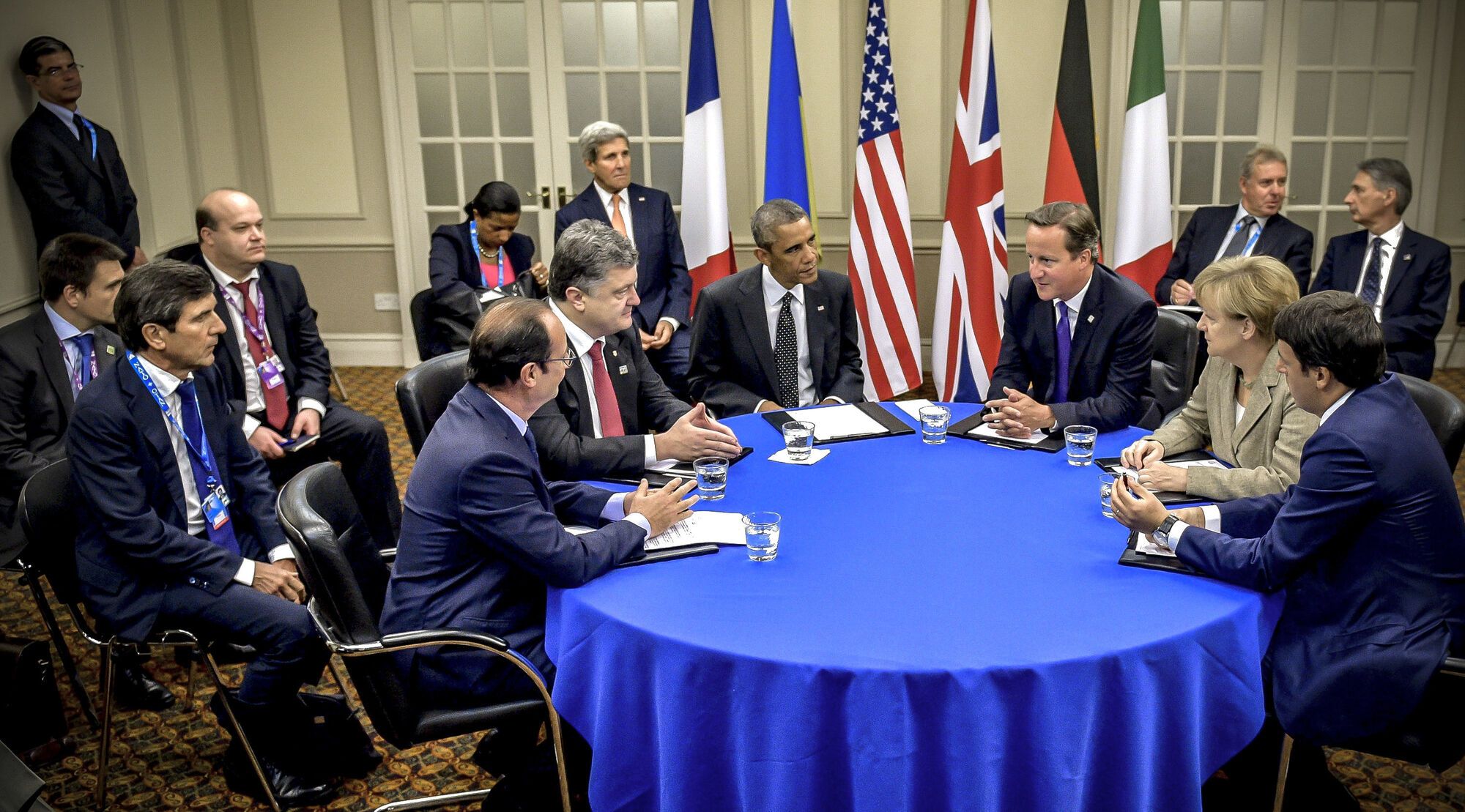 Президент Порошенко и лидеры Франции, Великобритании, США, Германии во время переговоров перед началом Уэльского саммита НАТО. 4.09.2014