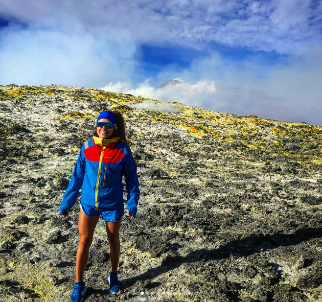 Найкрасивіша біатлоністка світу в незвичайному прикиді підкорила знаменитий вулкан: яскраві фото