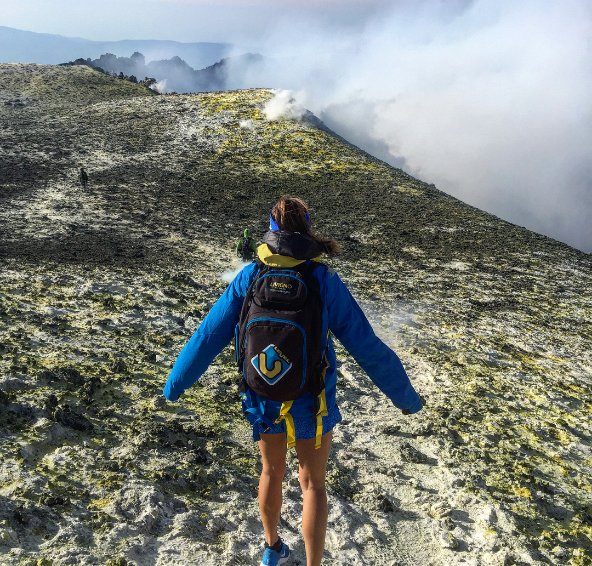 Самая красивая биатлонистка мира в необычном прикиде покорила знаменитый вулкан: яркие фото