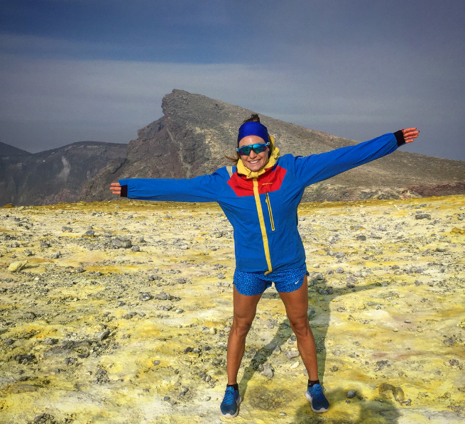 Самая красивая биатлонистка мира в необычном прикиде покорила знаменитый вулкан: яркие фото