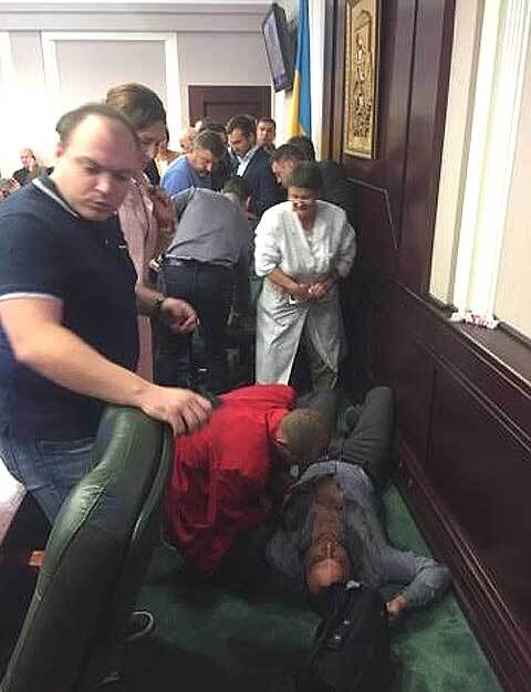 Сломана челюсть и выбиты зубы: в Киевском облсовете депутат нокаутировал своего коллегу