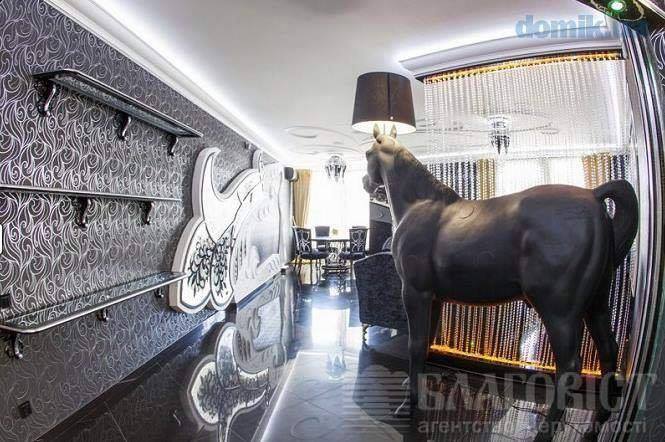 Кінь, трон і ванна з позолотою: в соцмережі висміяли квартиру в Києві за 13 млн грн