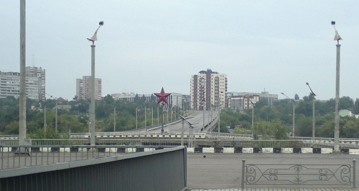 Прогулка по "столице ЛНР": на фото показали, как война изменила Луганск