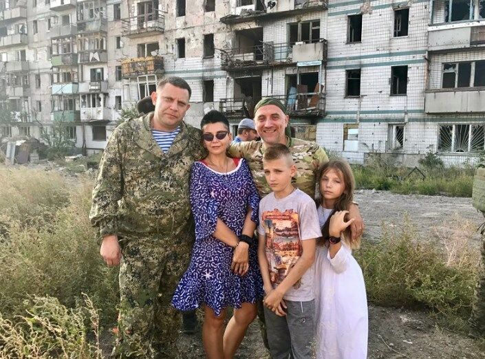 "Спасибо, Россия": в сети показали, как семья фотографируется с главарями "ДНР"
