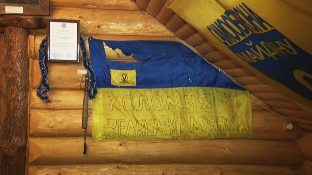 На Прикарпатье посетители кафе сорвали со стен флаги Украины, забыв о видеонаблюдении