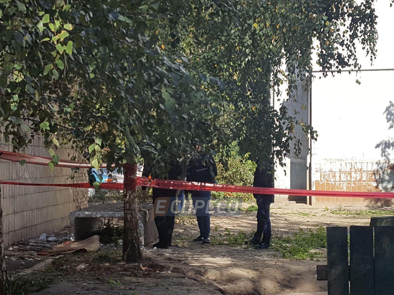 У Києві в одному з дворів знайшли обезголовленого чоловіка