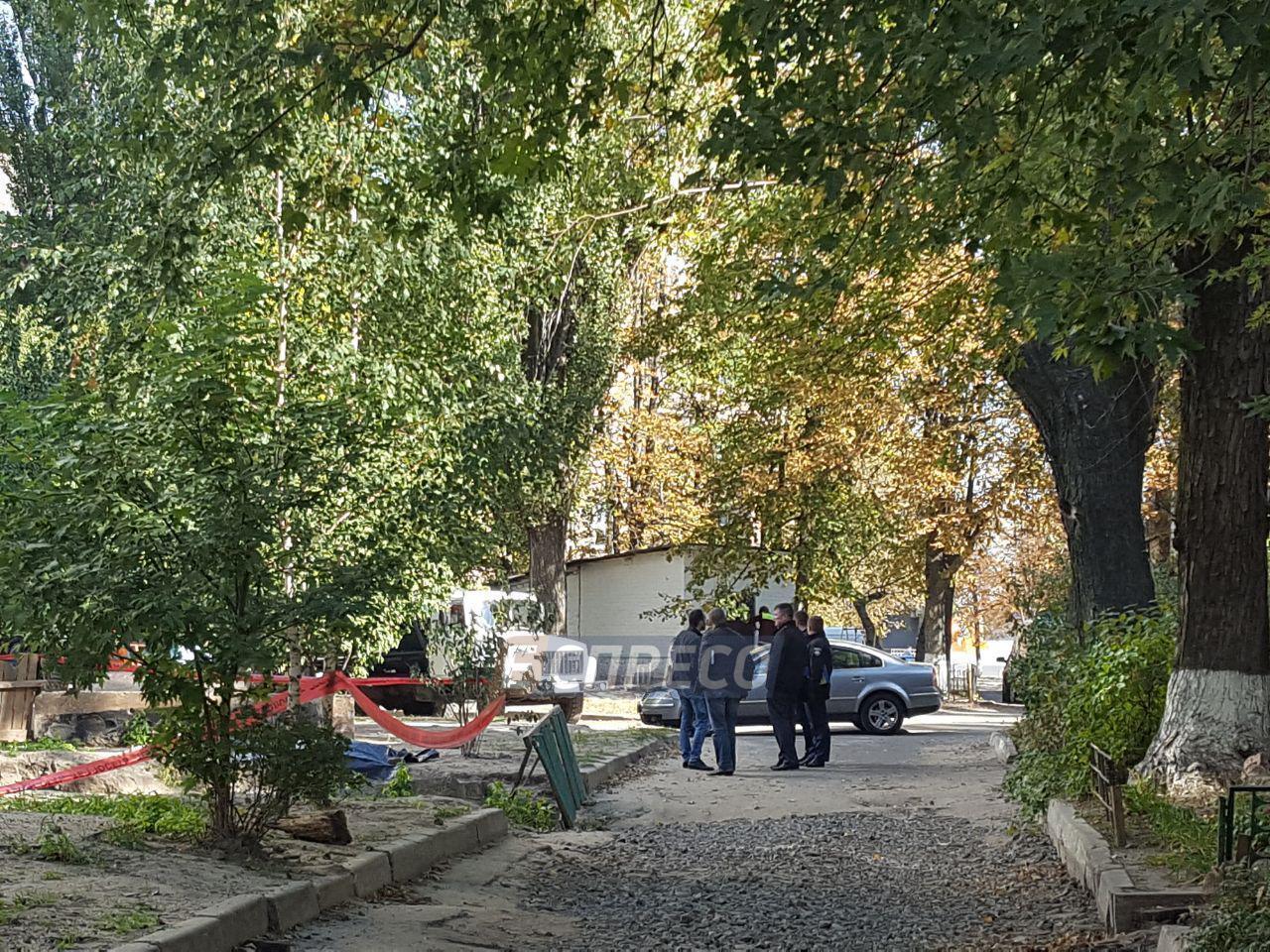 В Киеве в одном из дворов нашли обезглавленного мужчину