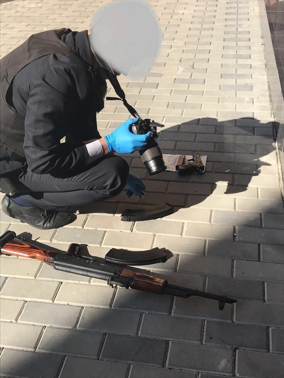 Янтарные войны: в Луцке двое "копателей" взяли в заложники полицейского