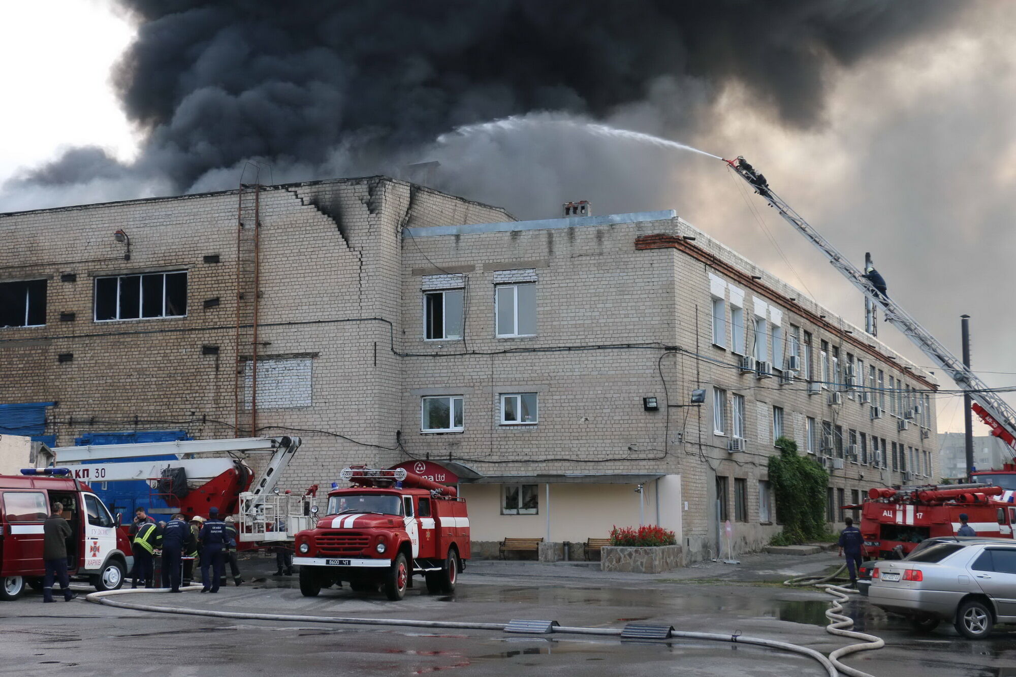 Тушили 70 человек: в Харькове вспыхнул крупный пожар