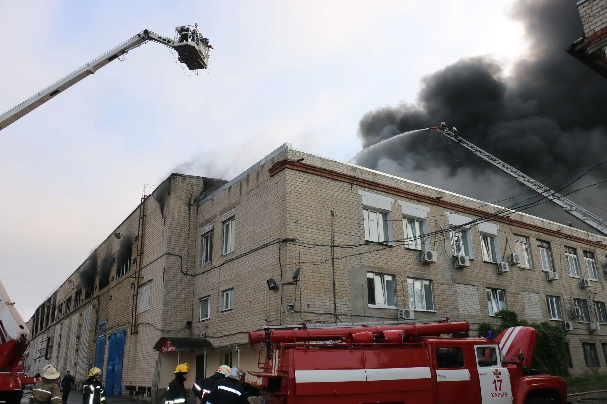 Гасили 70 осіб: в Харкові спалахнула масштабна пожежа