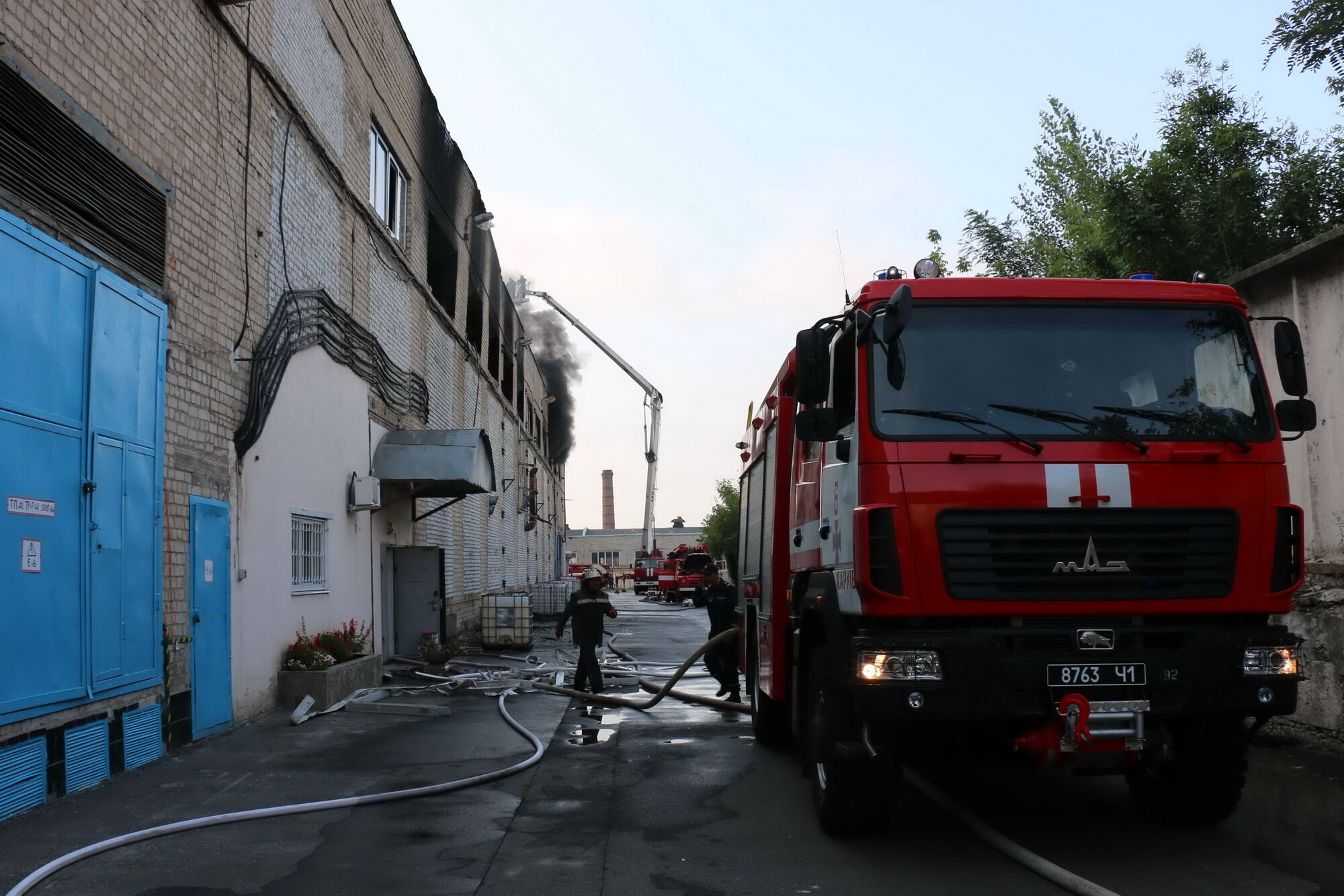 Гасили 70 осіб: в Харкові спалахнула масштабна пожежа