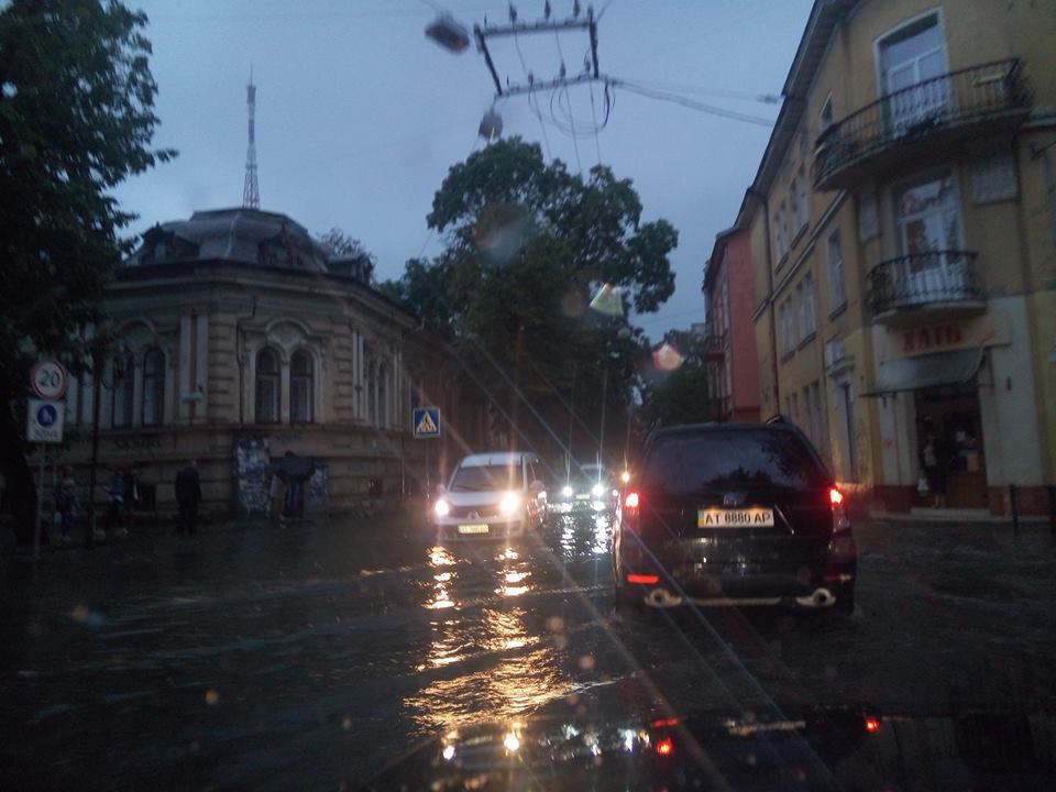 Потоп в Ивано-Франковске: затоплены улицы и ТРЦ, авто идут под воду