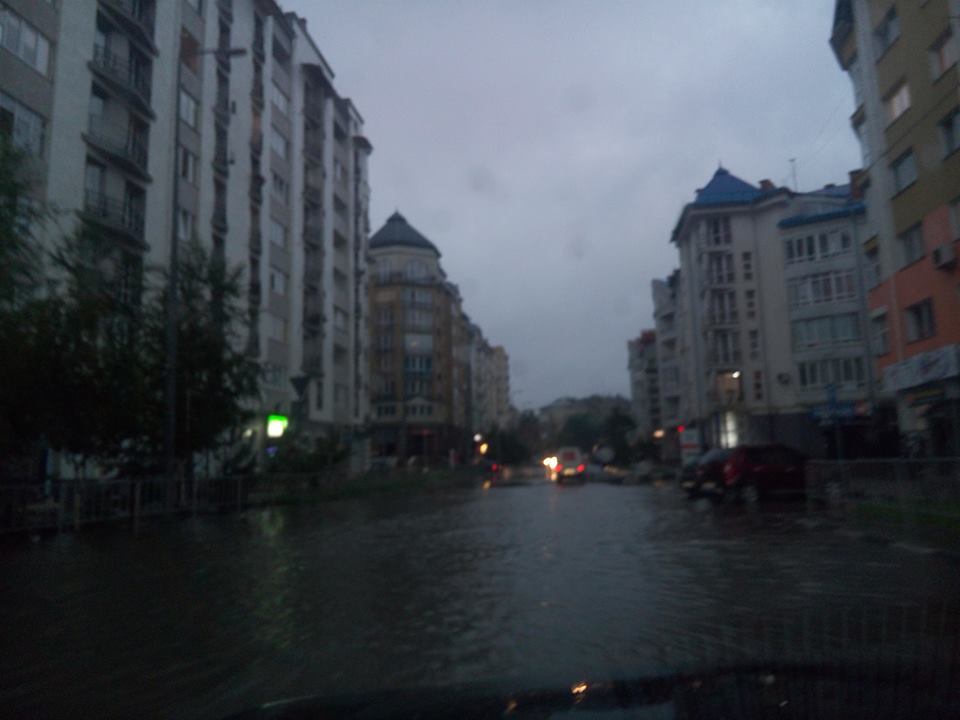 Потоп в Івано-Франківську: затоплені вулиці і ТРЦ, авто йдуть під воду