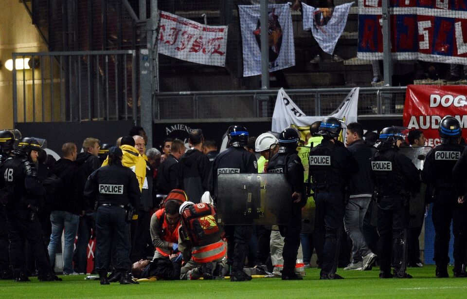 У Франції під час футболу завалилась трибуна: є постраждалі - опубліковані фото з місця трагедії