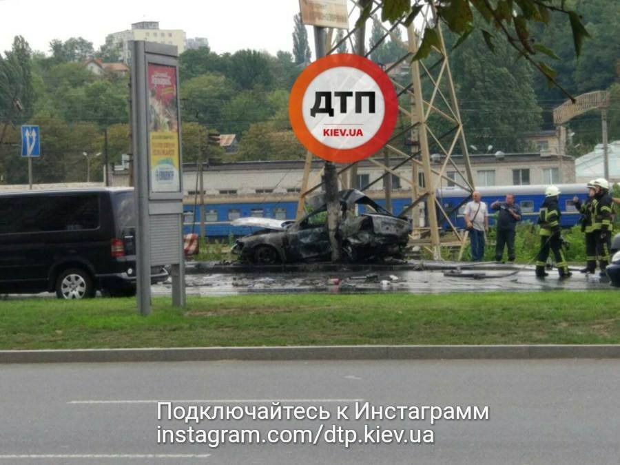 Огненное ДТП: в Киеве взорвалось и сгорело авто