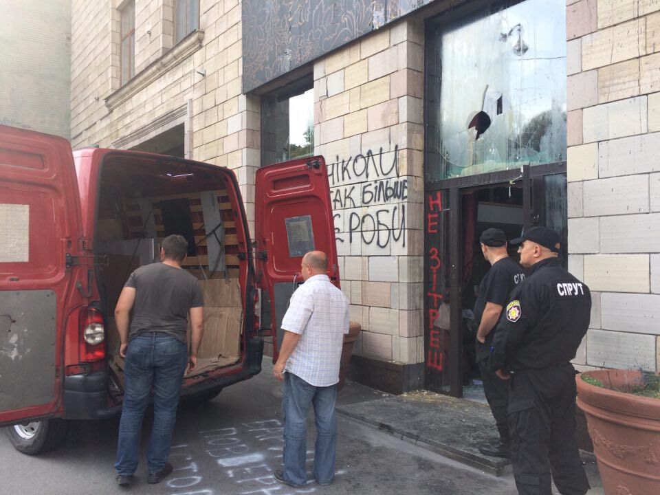 Знищення легендарного графіті часів Майдану: скандальний магазин переїжджає