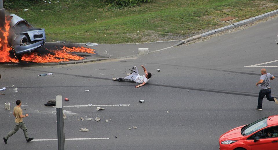 Выпрыгнул из взорвавшегося авто: в сети показали шокирующие кадры спасения водителя в Киеве