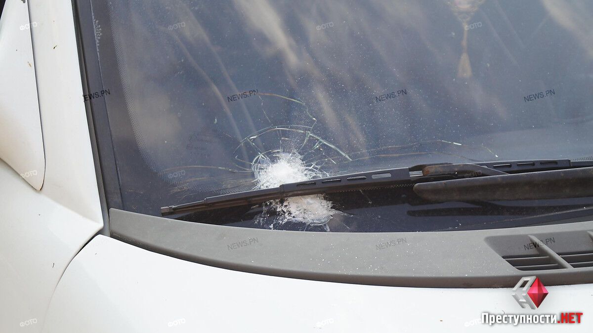 Выпрыгнул из взорвавшегося авто: в сети показали шокирующие кадры спасения водителя в Киеве