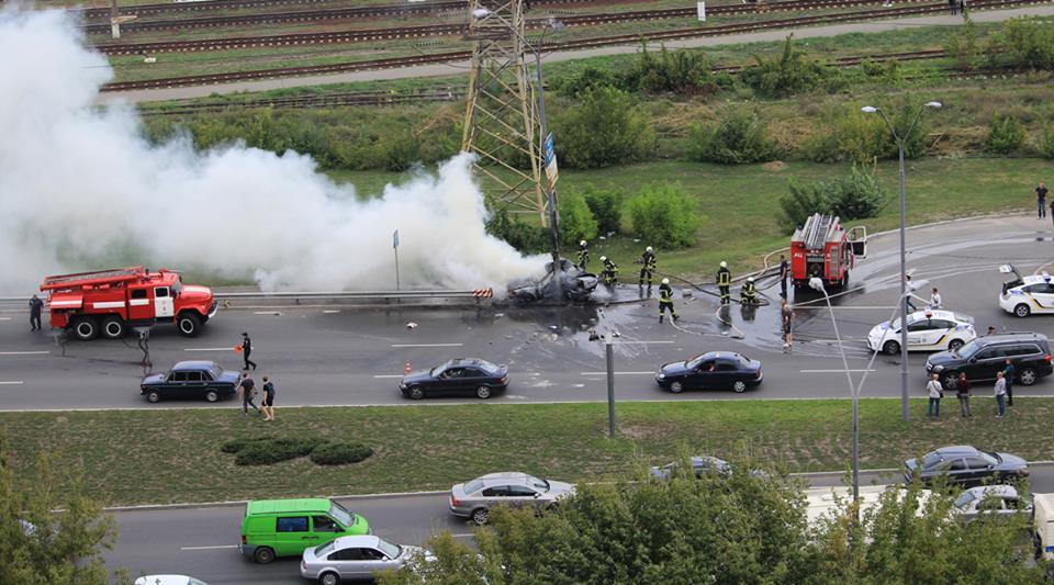 Вистрибнув із автомобіля, який вибухнув: у мережі показали шокуючі кадри порятунку водія в Києві
