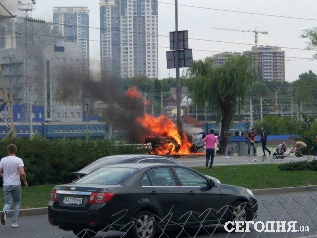 Огненное ДТП: в Киеве взорвалось и сгорело авто