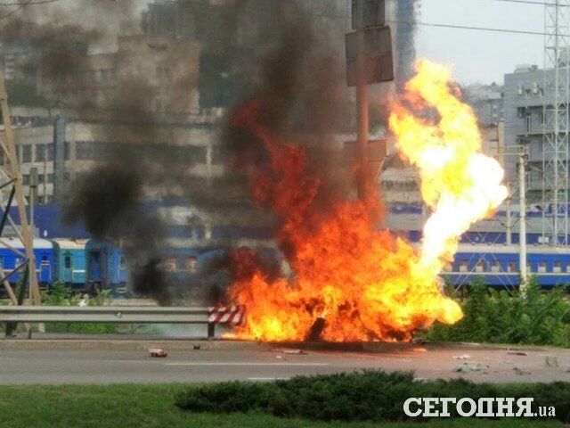 Огненное ДТП: в Киеве взорвалось и сгорело авто