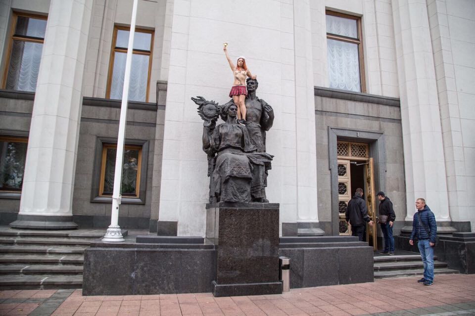 Активістка Femen біля Ради влаштувала депутатам оголений "сюрприз": з'явилися фото та відео