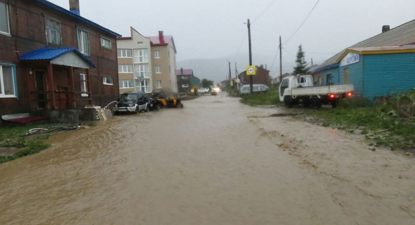 На Росію обрушився потужний тайфун: річка затопила ціле місто