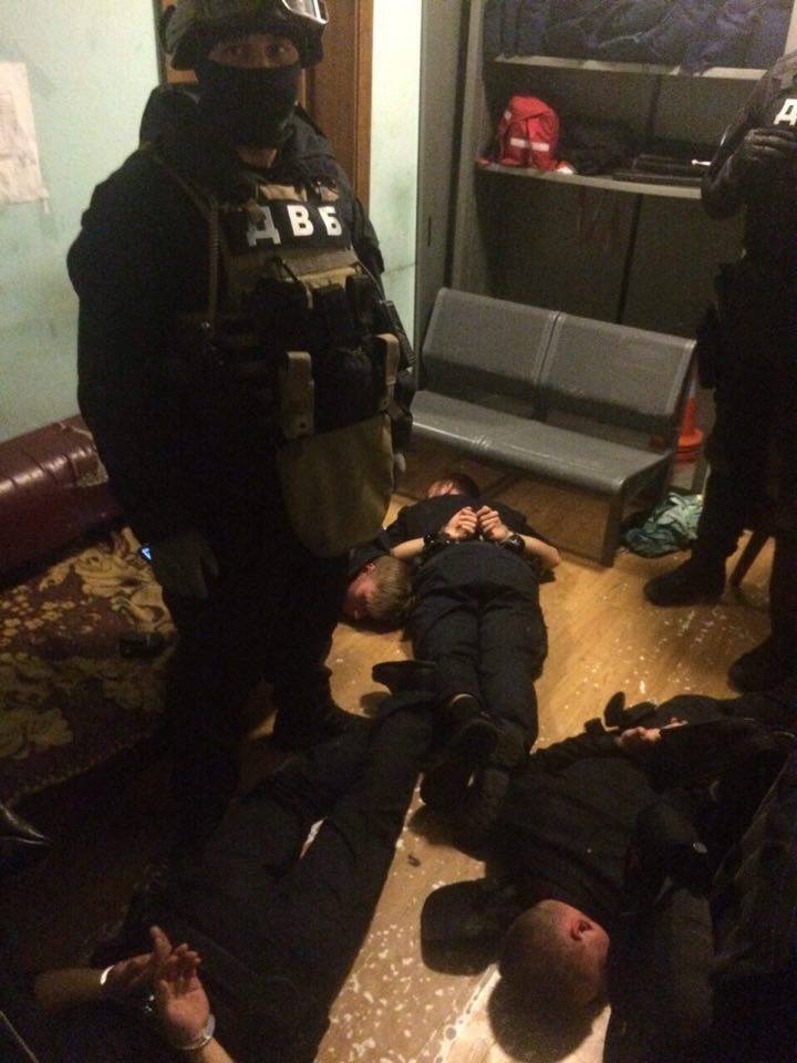 Прокуратура: п'ятеро поліцейських на залізничному вокзалі Києва били людей та "кришували" грабіжників
