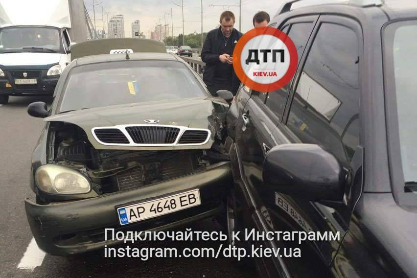 "Недавно вышел из зоны": в Киеве пьяный таксист под наркотиками устроил ДТП на мосту