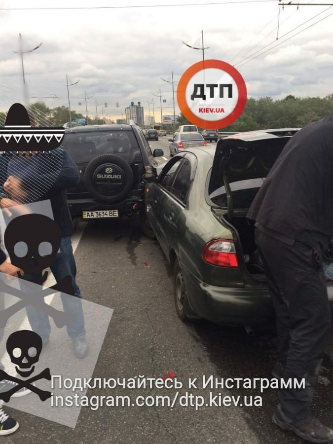 "Нещодавно вийшов із зони": у Києві п'яний таксист під наркотиками влаштував ДТП