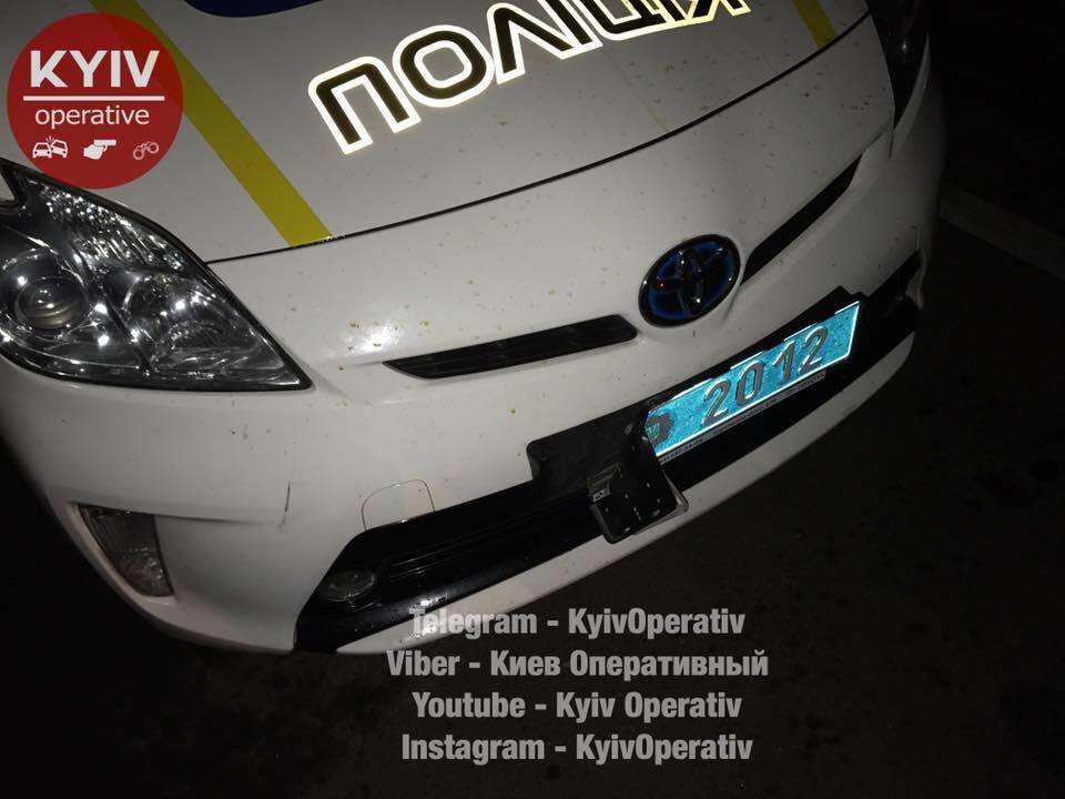 У Києві п'яна компанія побила поліцейських і розгромила їхній автомобіль