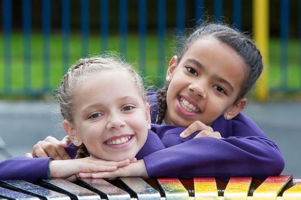 ''Не верят, что мы близнецы'': в Британии растут родные сестры с разным цветом кожи