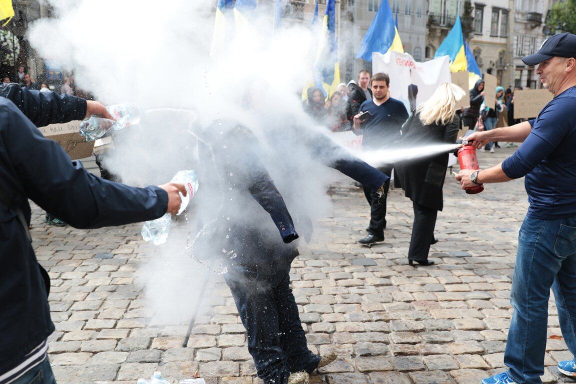 У центрі Львова символічно спалили Саакашвілі: з'явилися фото