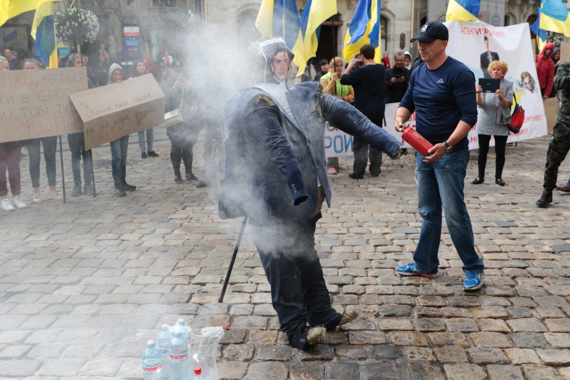У центрі Львова символічно спалили Саакашвілі: з'явилися фото