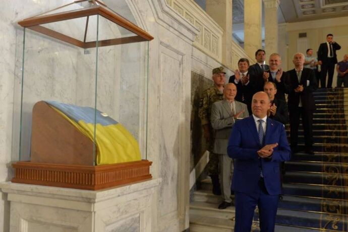 Более миллиона: стало известно, сколько Верховная Рада потратила на "реставрацию" флага