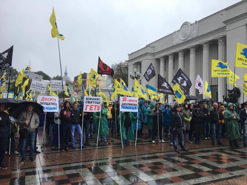 Авто с еврономерами заблокировали центр Киева: подробности акции протеста