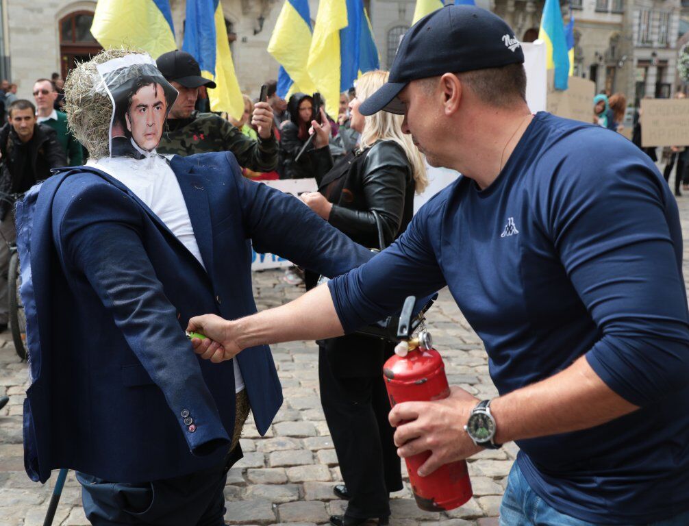 В центре Львова символически сожгли Саакашвили: появились фото
