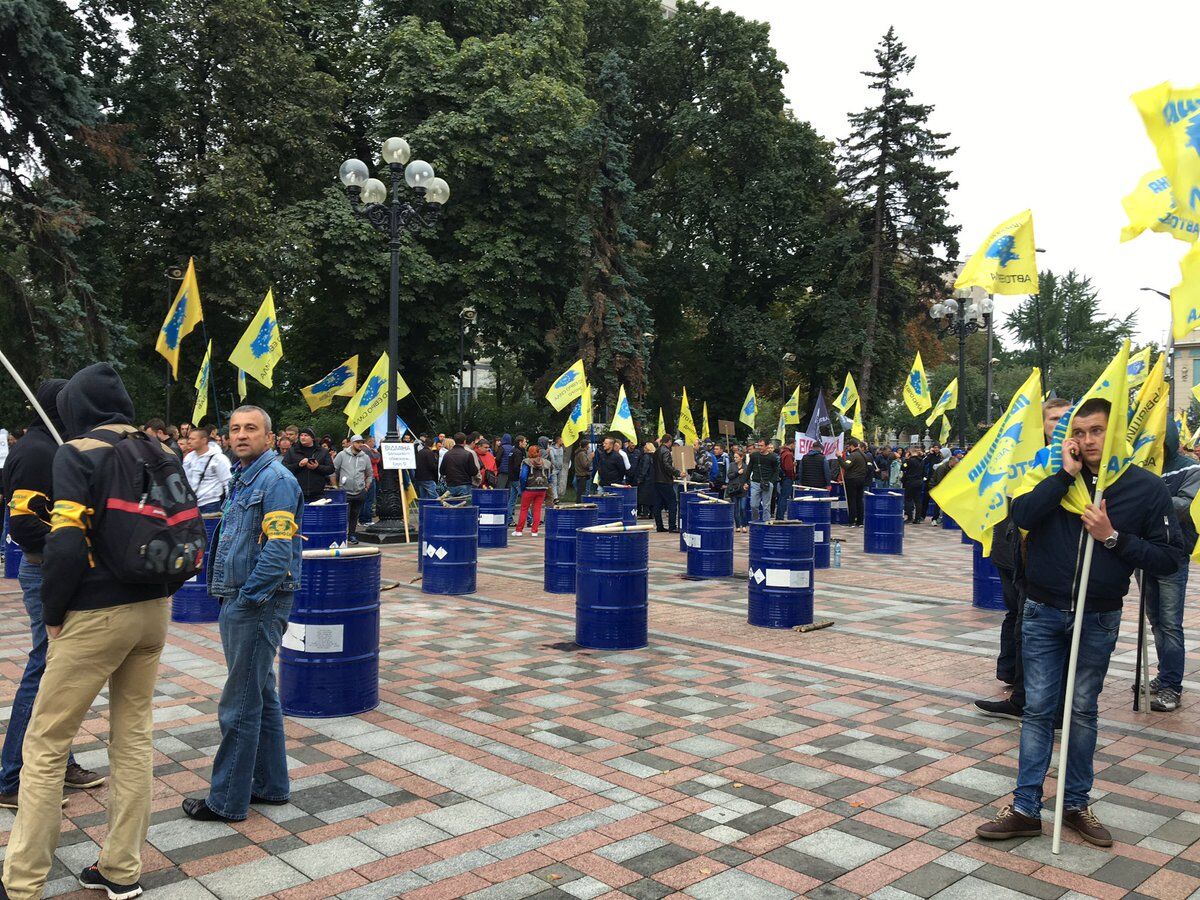 Центр Києва заблокований: власники авто з єврономерами протестують під Радою