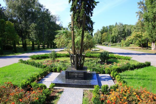 Вандал познущався над пам'ятником Героям АТО в Кременчуці: опубліковані фото
