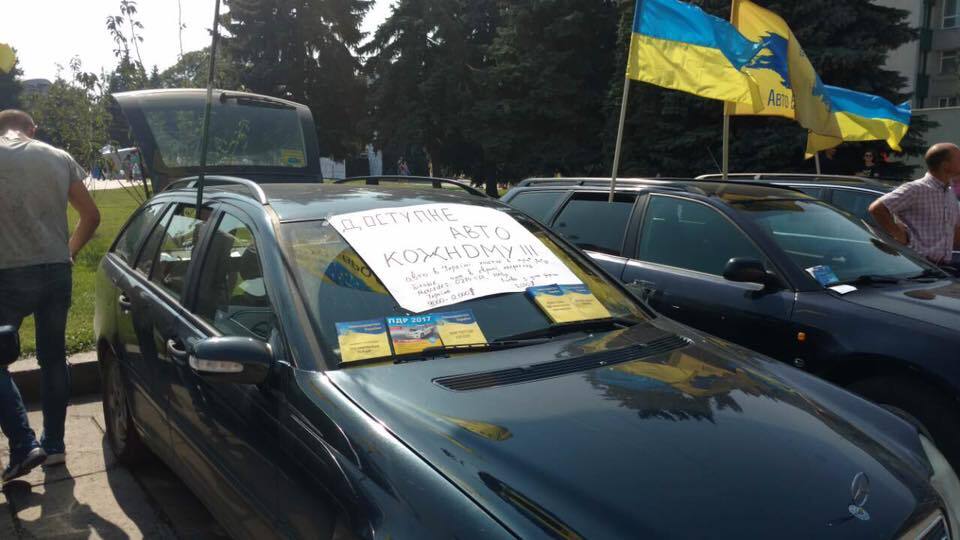Із сутичками і затриманнями: у Києві мітингували водії "євроавто"