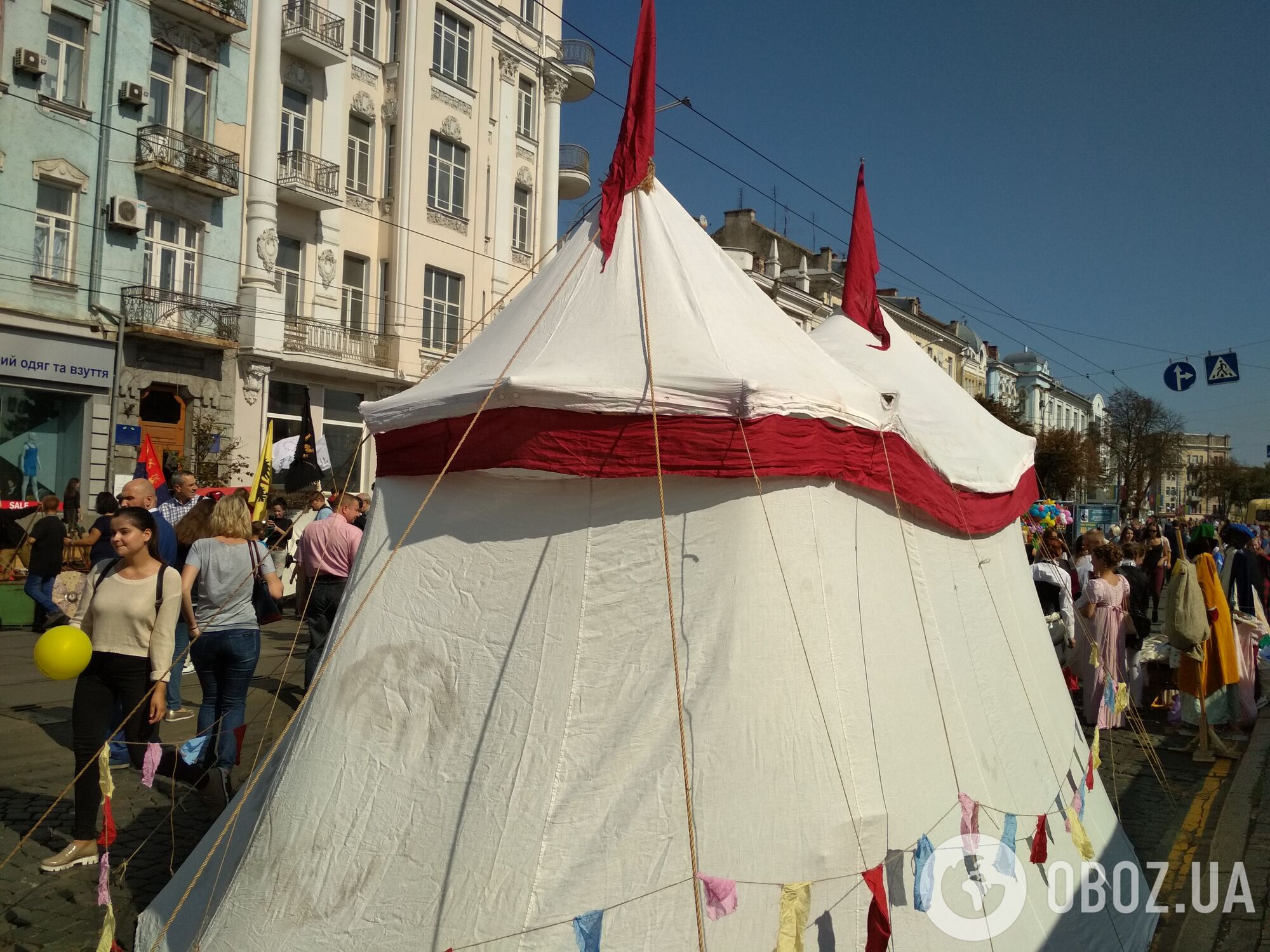 День міста у Вінниці: міні-будинки за 4 млн і клоуни на ходулях
