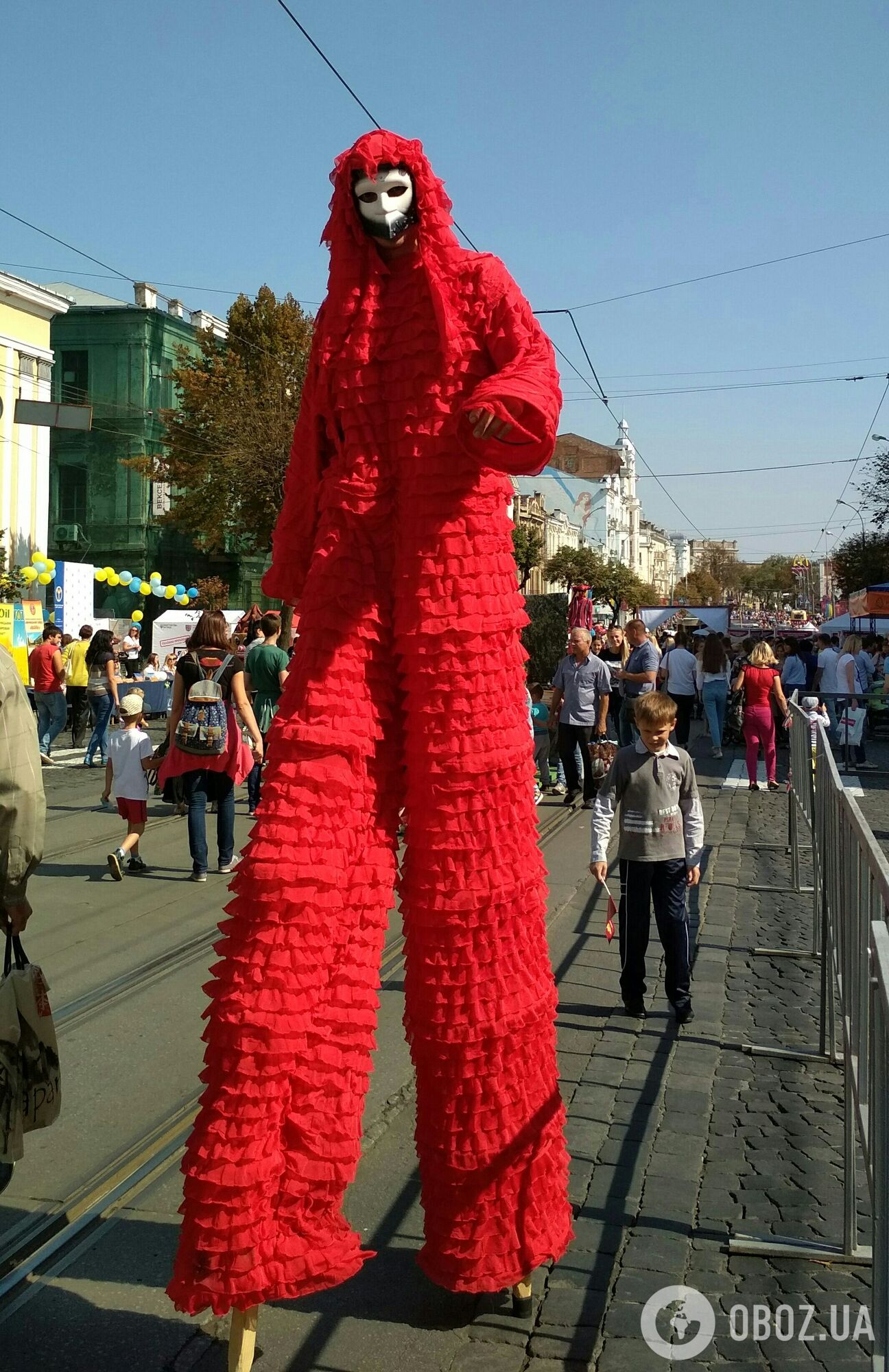 День міста у Вінниці: міні-будинки за 4 млн і клоуни на ходулях