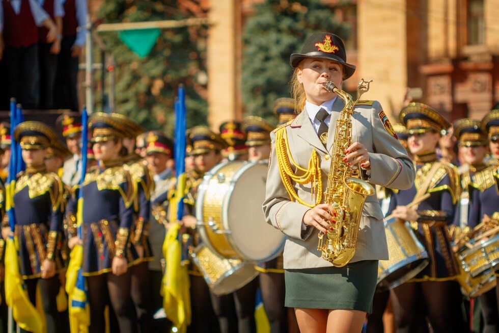В Днепре День города отметили семитысячным карнавалом и битвой хоров