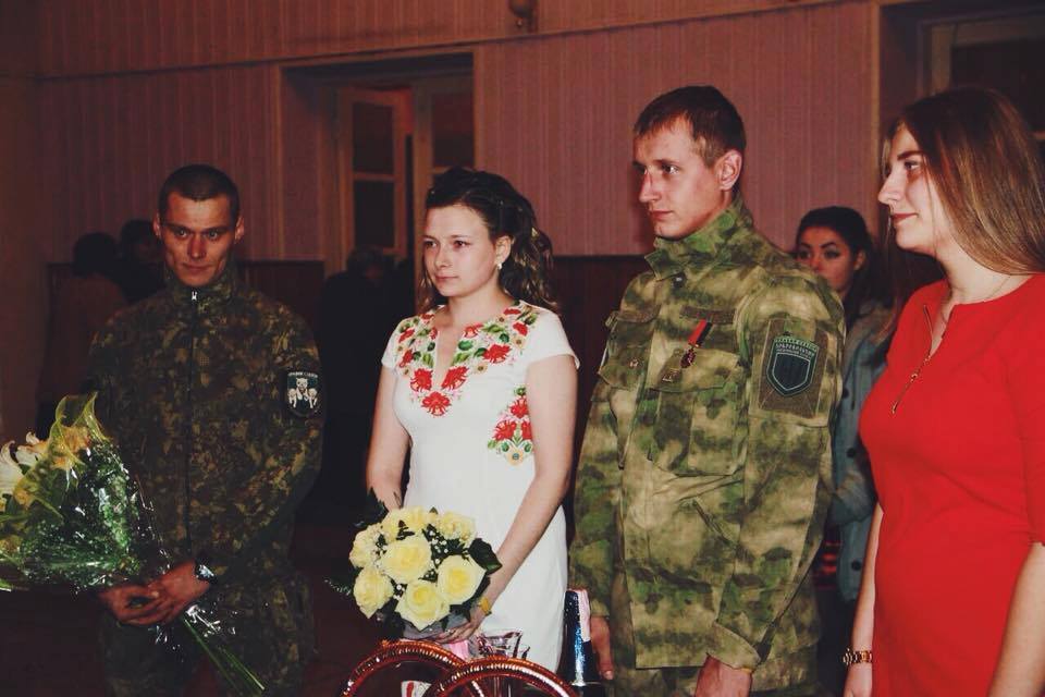 До слез: на Донбассе сыграли свадьбу легендарный боец АТО и парамедик