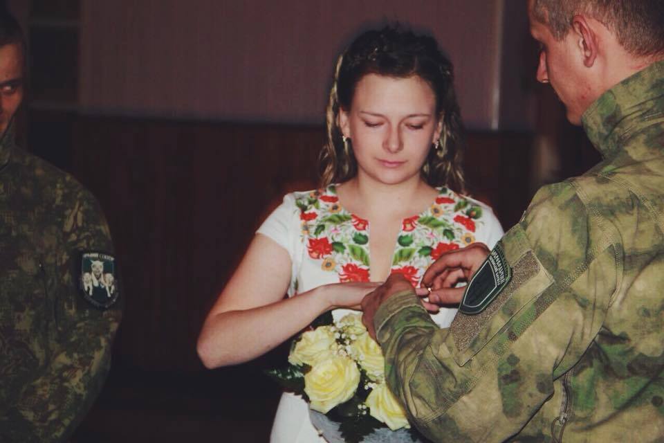 До слез: на Донбассе сыграли свадьбу легендарный боец АТО и парамедик