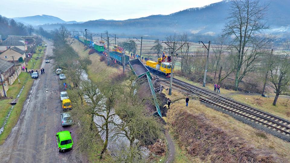 На Закарпатті зійшов із рейок потяг: з'явилися фото та відео